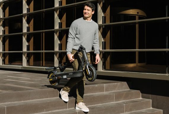 KickScooter MAX G2 este usor de pliat